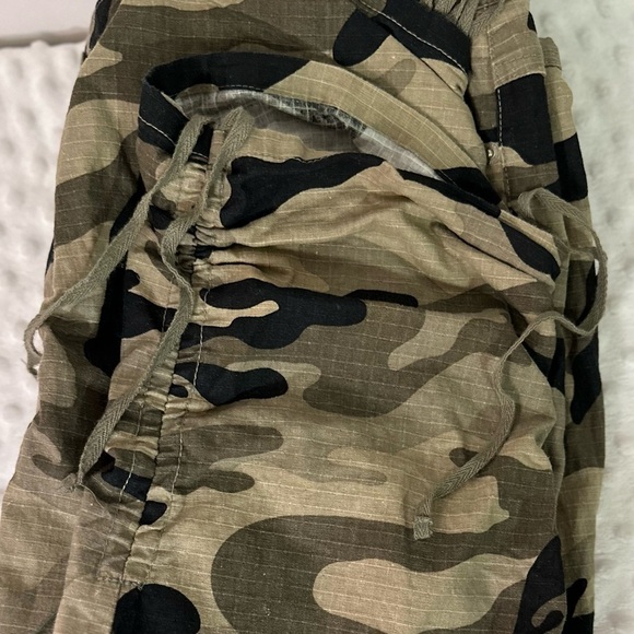 𝅺THE Route 66 Camo Cargo Capri Pants (Size 16) - Picture 6 of 8